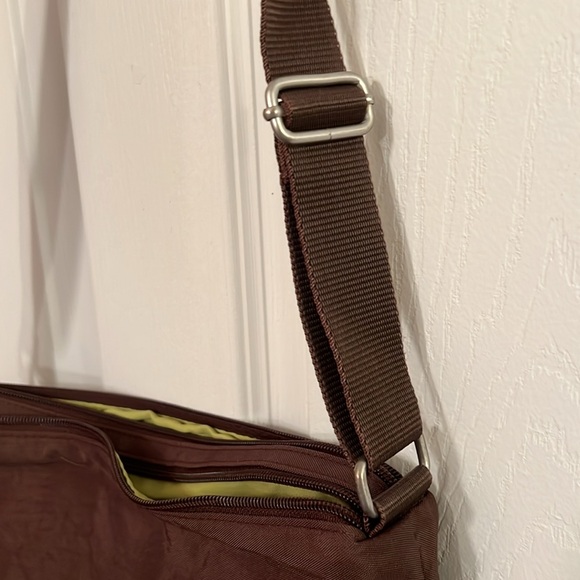 EUC Baggalini crossbody bag. Lightweight, loads of pockets perfect for travel - Picture 6 of 6